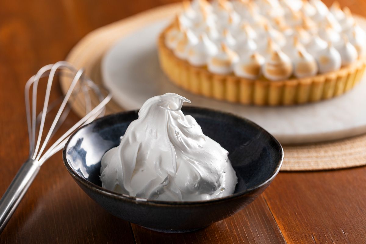 Merengue italiano recién batido junto a una tarta de limón