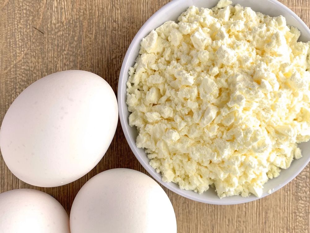 Huevos y tazón con albúmina en polvo